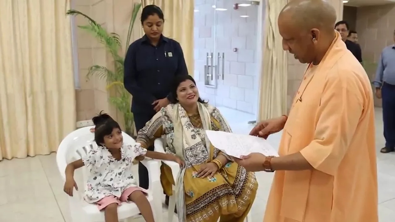 जनता दर्शन में नन्ही मायरा ने CM योगी से कहा- एडमिशन करा दीजिये, डॉक्टर बनना है