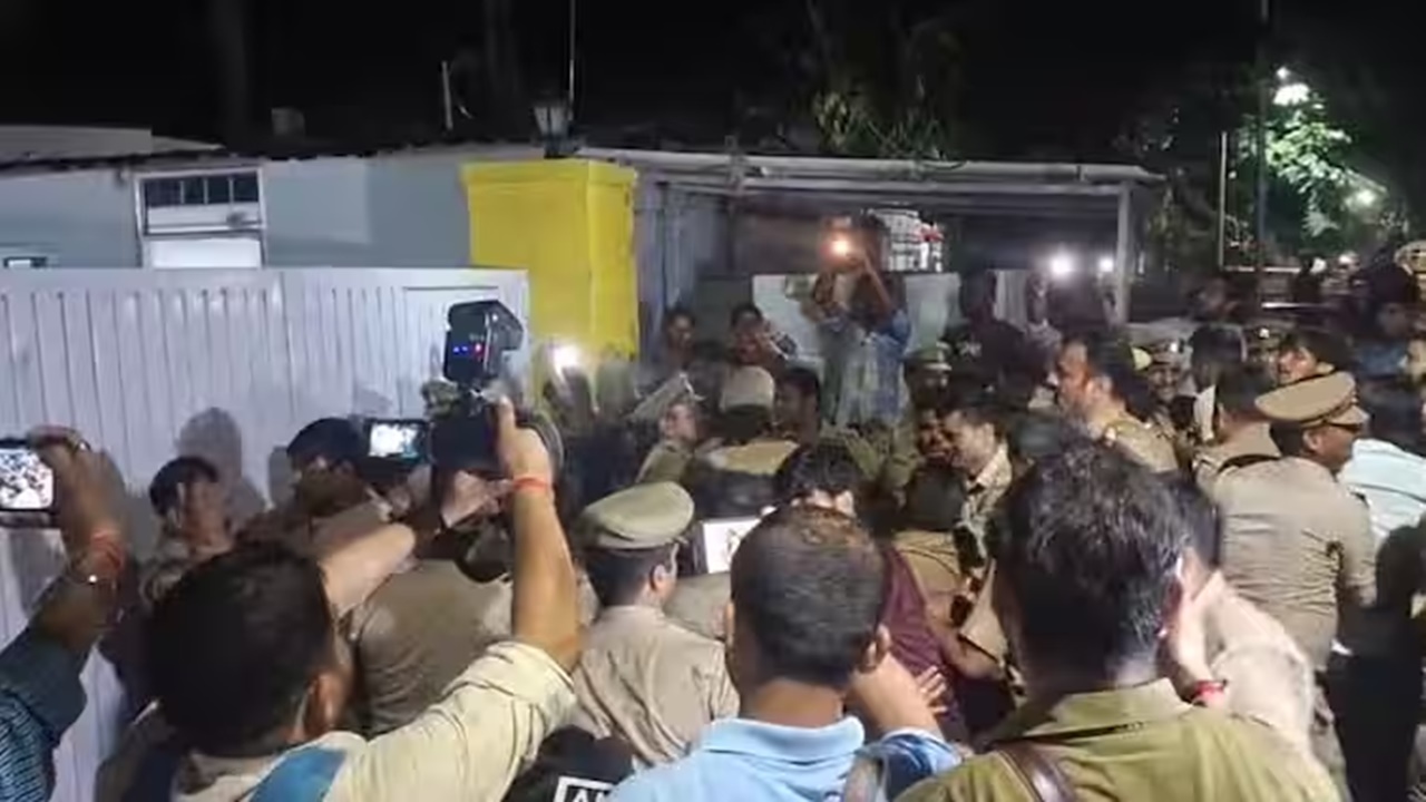 UP: गुंडा कहने पर भड़के ABVP कार्यकर्ता, मंत्री ओपी राजभर के आवास पर किया हंगामा