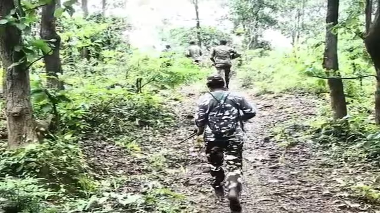 Jharkhand: चाईबासा में एनकाउंटर! 10 लाख का इनामी नक्सली ढेर, मारा गया अमित हांसदा