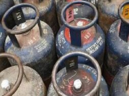 एलपीजी सिलेंडर के दाम फिर घटे