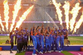 खुशी व्यक्त करती टीम इंडिया