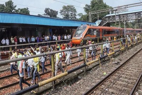 झारखंड में कुड़मी आंदोलन से धनबाद मंडल में रेल सेवाएं ठप, कई ट्रेनें रद, कई ट्रेनों के मार्ग बदले