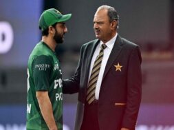 टीम मैनेजर नवीद अकरम के साथ पाक कप्तान सलमान आगा