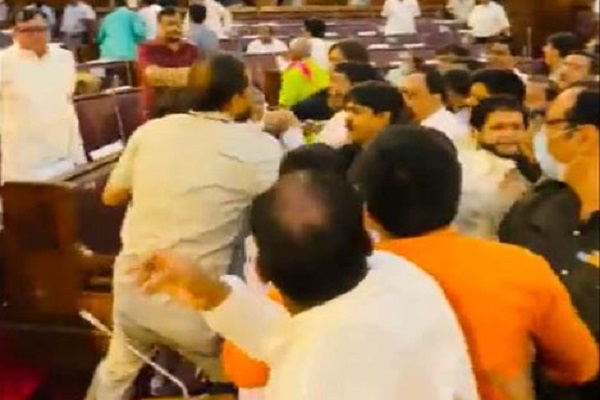 पं बंगाल विधानसभा में हंगामा : BJP और TMC विधायक भिड़े, 5 भाजपा विधायक सस्पेंड, चीफ ह्विप शंकर घोष बेहोश