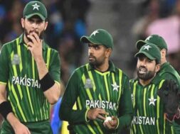 पीसीबी ने क्रिकेटरों पर लगाई रोक