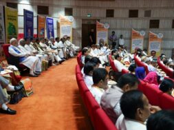 भाजपा की कार्याशाला में पिछली कतार में बैठे पीएम मोदी1