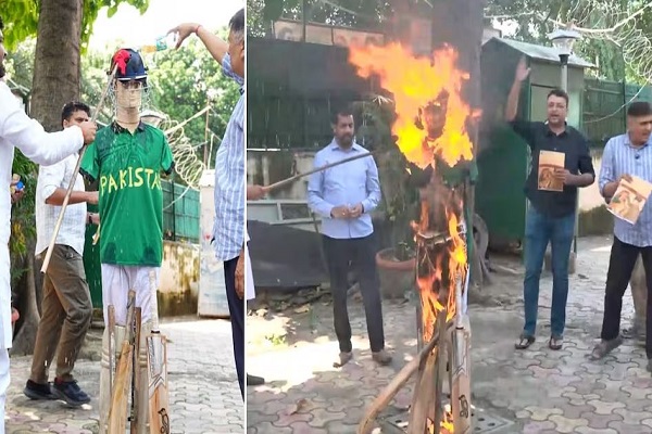 भारत-पाकिस्तान मैच के खिलाफ विपक्ष का हल्लाबोल – पुतले फूंके, बॉयकॉट का एलान