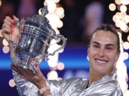 यूएस ओपन ट्रॉफी के साथ सबालेंका