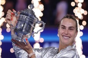 यूएस ओपन ट्रॉफी के साथ सबालेंका