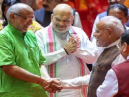 राधाकृ्ष्णन को बधाई देते पीएम मोदी व अन्य नेता