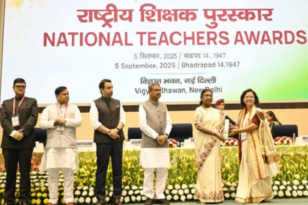 राष्ट्रपति मुर्मु ने शिक्षक दिवस पर शिक्षकों का किया सम्मान, बोलीं – बेटियों की शिक्षा और स्मार्ट शिक्षक से भारत बनेगा ज्ञान महाशक्ति