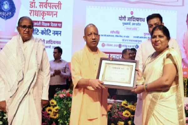 शिक्षक दिवस पर सीएम योगी का बड़ा तोहफा – यूपी के सभी शिक्षकों को अब मिलेगा कैशलेस इलाज