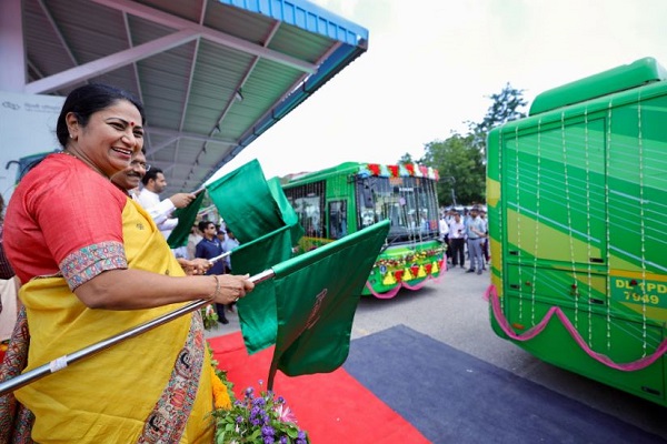 सीएम रेखा गुप्ता ने दी 300 DEVI बसों की सौगात – यमुनापार से जुड़ेगा दिल्ली का हर कोना