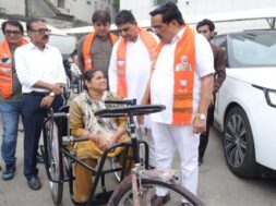 सूरत में विकलांगों को दी गई ह्वीलचेयर
