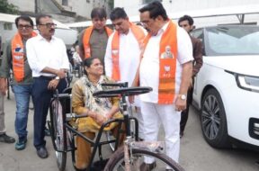 सूरत में विकलांगों को दी गई ह्वीलचेयर
