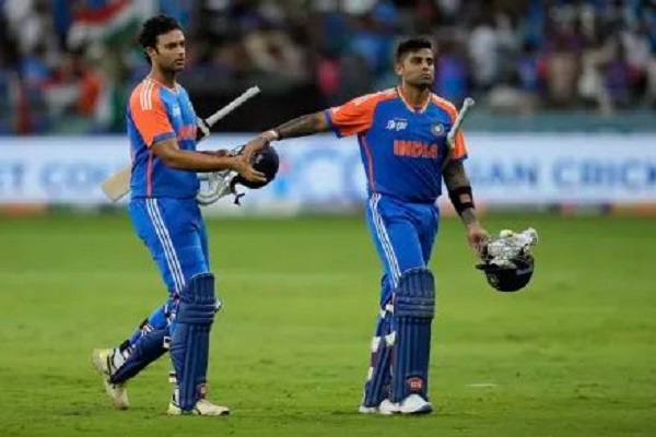 एशिया कप क्रिकेट : टीम इंडिया की पाकिस्तान पर आसान जीत, ग्रुप ए से पाया सुपर 4 का टिकट