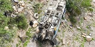 बोलीविया में बस पहाड़ी सड़क से नीचे गिरी, कम से कम 16 लोगों की मौत