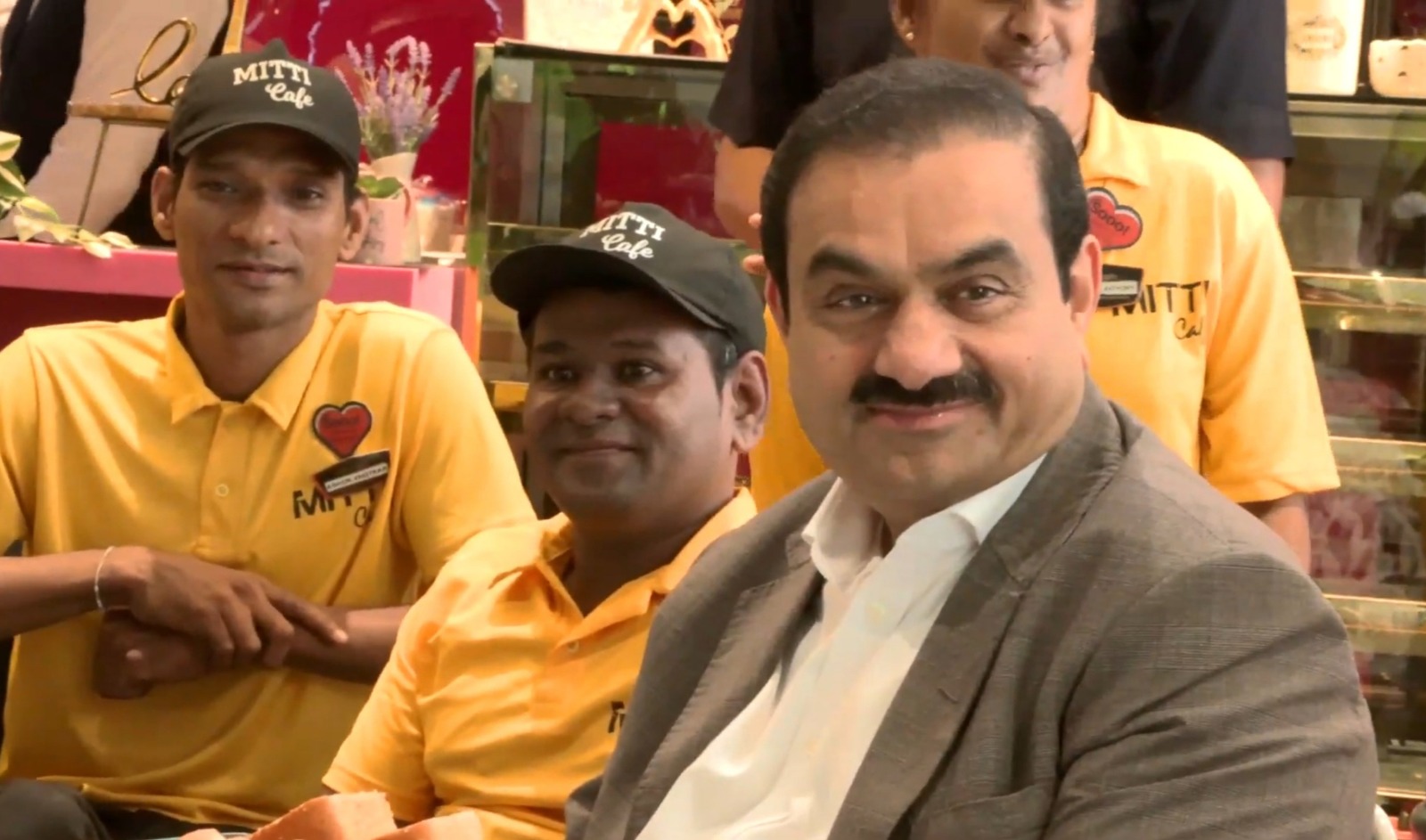 गौतम अदाणी ने नवी मुंबई अंतरराष्ट्रीय एयरपोर्ट का निरीक्षण किया