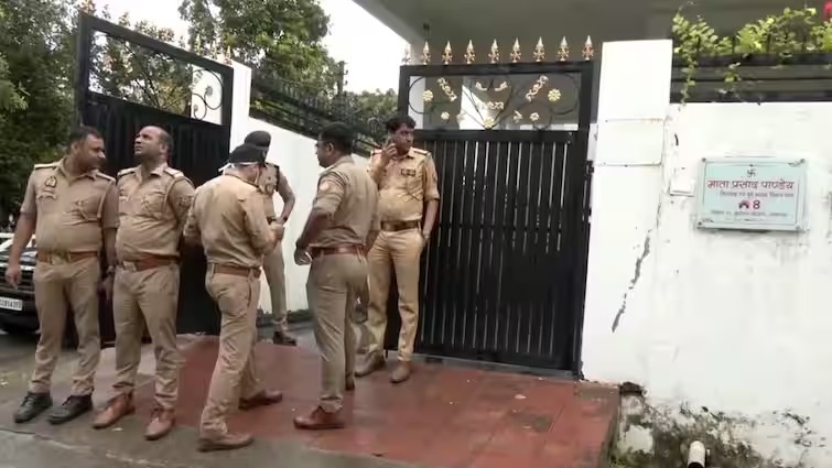 बरेली में सपा नेताओं की No Entry, माता प्रसाद पांडे के आवास पर पुलिस का पहरा, संभल में सांसद बर्क हाउस अरेस्ट