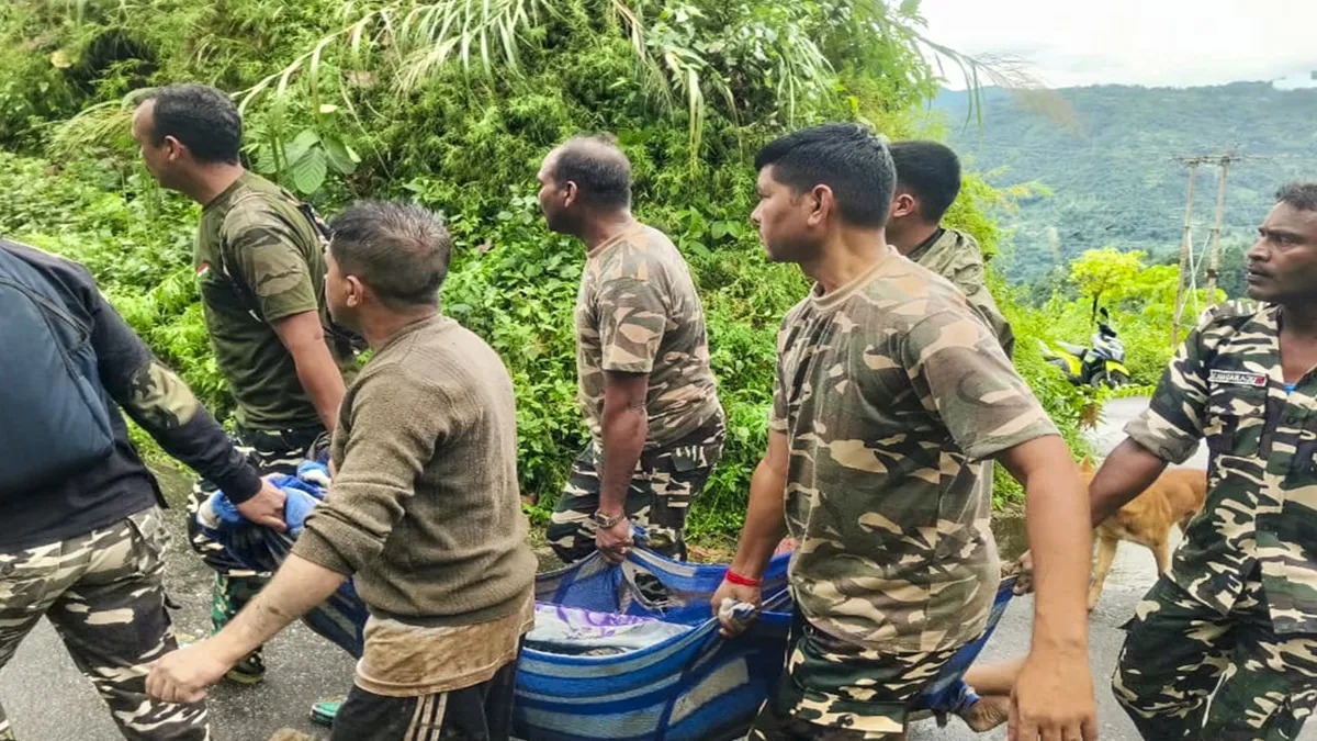 दार्जिलिंग में कुदरत का कहर : बारिश और भूस्खलन से अब 23 लोगों की मौत, सीएम ममता आज करेंगी प्रभावित क्षेत्र का दौरा