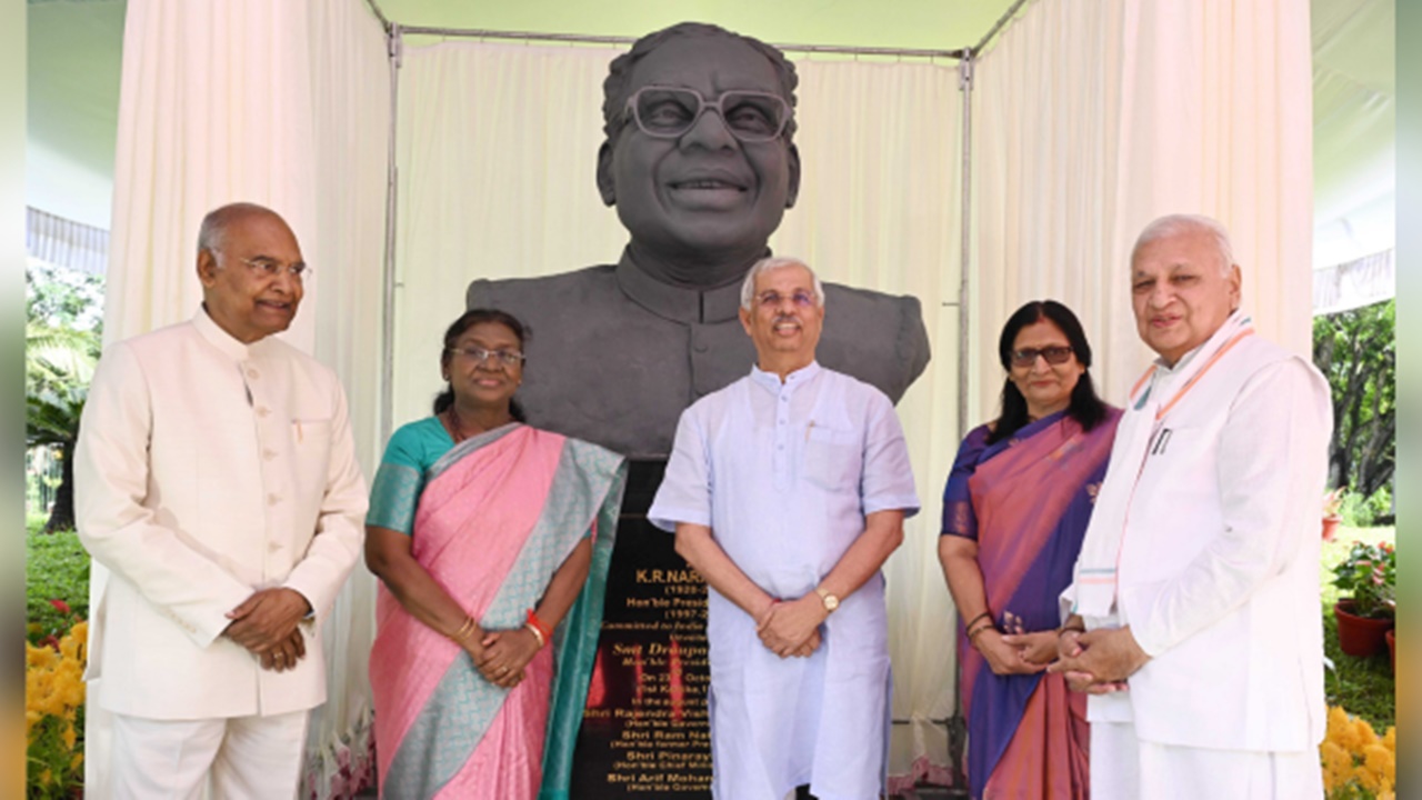 राष्ट्रपति मुर्मू ने केरल राजभवन में के. आर. नारायणन की प्रतिमा का किया अनावरण, कहा- उनका जीवन प्रेरणा का प्रतीक