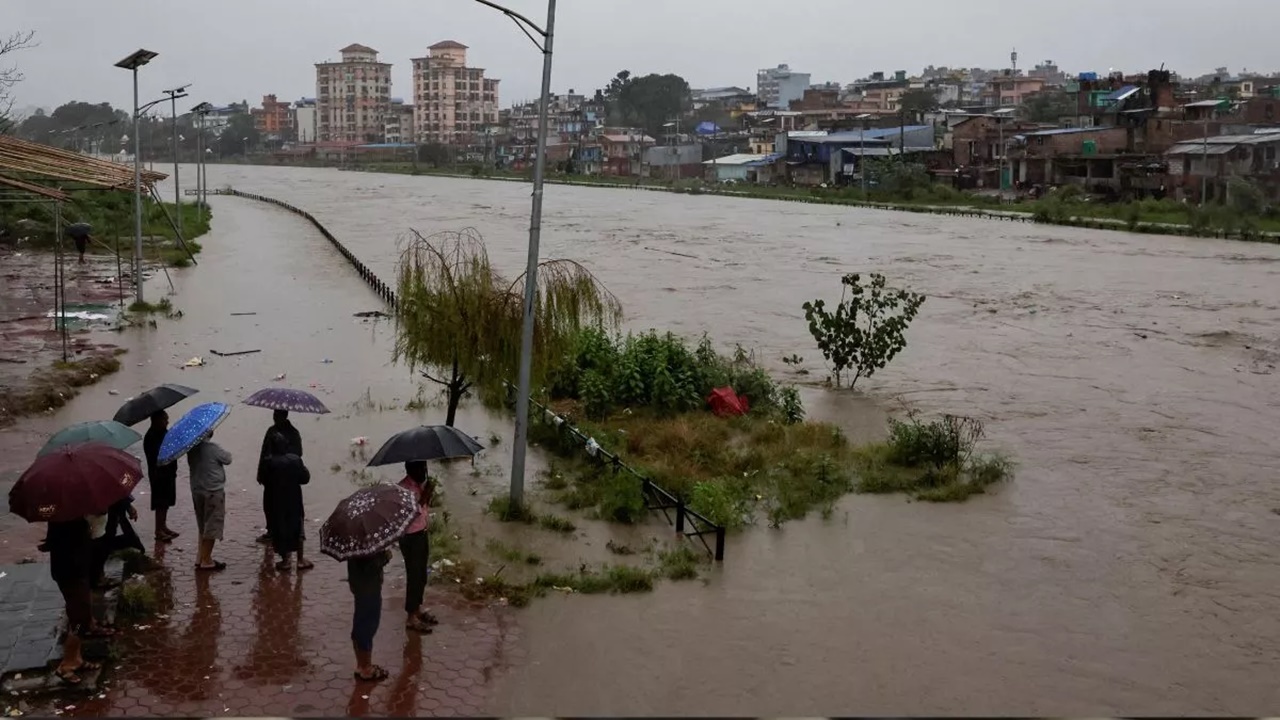 नेपाल में कुदरत का कहर : लगातार हो रही बारिश और भूस्खलन से 18 लोगों की मौत, नदियों का बढ़ा जलस्तर