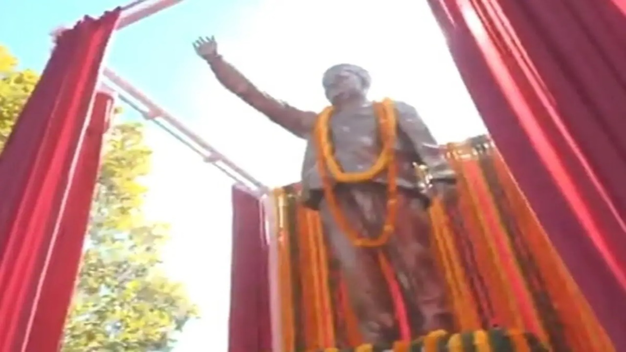 सोनिया गांधी ने हिमाचल के पूर्व CM वीरभद्र सिंह की प्रतिमा का किया अनावरण, अर्पित की पुष्पांजलि