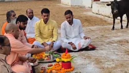 मुख्यमंत्री योगी ने गोरखनाथ मंदिर में की गोवर्धन पूजा, गायों को खिलाया गुड़ चना, कहा – यह मेरा सौभाग्य है…