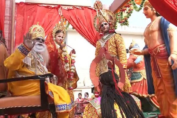 यूपी : दीपोत्सव पर फूलों से सजी अयोध्या नगरी, रामोत्सव की शाोभायात्रा में झांकियां बनीं आकर्षण का केंद्र