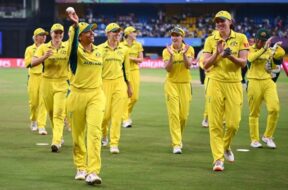 अलाना किंग व ऑस्ट्रेलियाई टीम