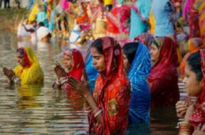 अस्ताचलगामी सूर्य को अर्घ्य