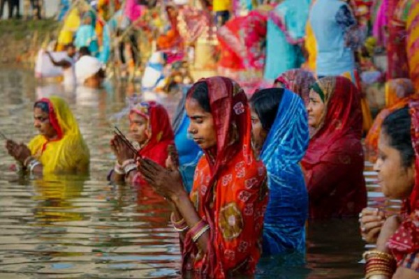 अस्ताचलगामी सूर्य को दिया श्रद्धा का अर्घ्य, अब उगते सूर्य को अर्घ्य देने के साथ छठ महापर्व का होगा समापन