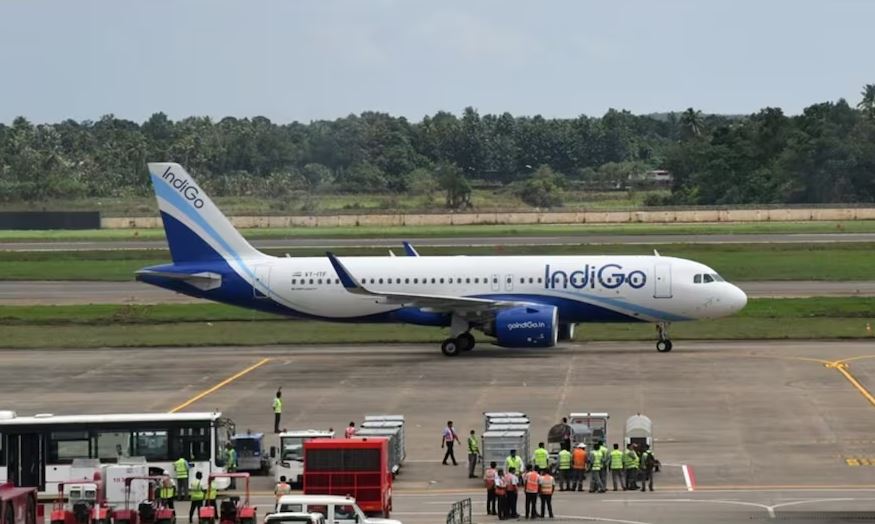 कोलकाता से श्रीनगर जा रही इंडिगो फ्लाइट के टैंक से लीक होने लगा फ्यूल, वाराणसी में इमरजेंसी लैंडिंग