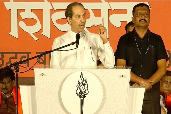 मुंबई की दशहरा रैली में उद्धव ठाकरे का प्रहार – ‘असली शिवसेना आज भी हमारे पास, अमीबा जैसी हो गई भाजपा’