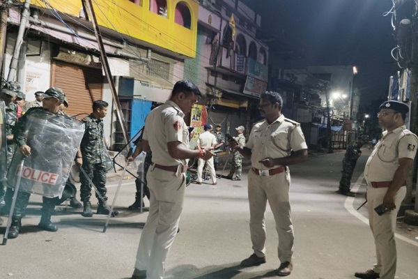 ओडिशा : कटक में दुर्गा प्रतिमा विसर्जन के दौरान दो गुटों में हिंसक झड़प, इंटरनेट बंद, VHP ने किया बंद का एलान