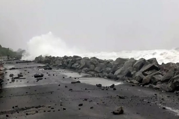 चक्रवाती तूफान ‘मोंथा’ आंध्र प्रदेश के समुद्री तट से टकराया, काकीनाडा और मछलीपट्टनम के बीच लैंडफाल प्रकिया शुरू