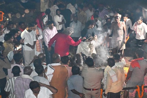 पंचतत्व में विलीन हुए ‘पद्म विभूषण’ पंडित छन्नूलाल मिश्र, ‘गार्ड ऑफ ऑनर’ के साथ दी गई अंतिम विदाई, पौत्र ने दी मुखाग्नि