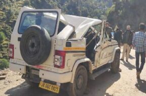 डोडा में वाहन पर पत्थर गिरा