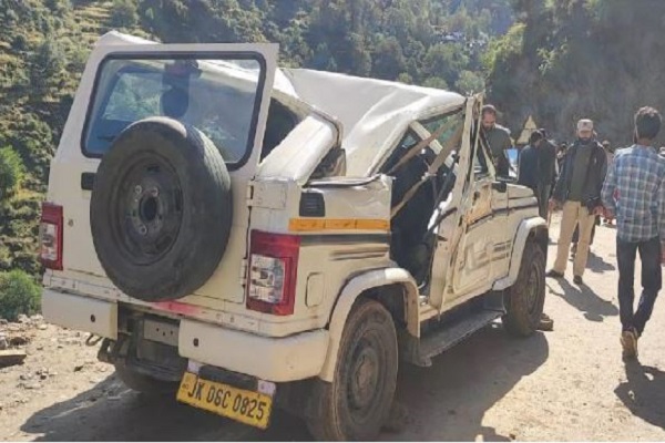 जम्मू-कश्मीर : डोडा में वाहन पर पत्थर गिरा, एक महिला मौत, 5 अन्य घायल