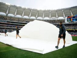 पर्थ में रियाज करते ग्राउंड स्टॉफ