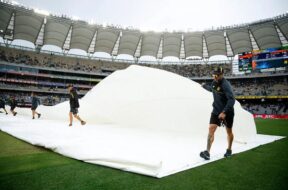 पर्थ में रियाज करते ग्राउंड स्टॉफ