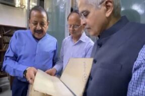 पीएमओ में अधिकारियों के साथ डॉ. जितेंद्र सिंह