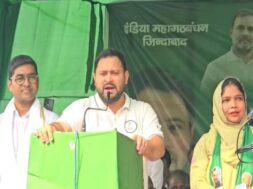 बिहार की चुनावी रैली को संबोधित करते तेजस्वी यादव