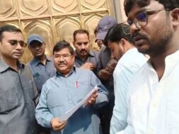 मायावती के आवास के बाहर शिक्षक अभ्यर्थी