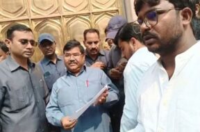 मायावती के आवास के बाहर शिक्षक अभ्यर्थी