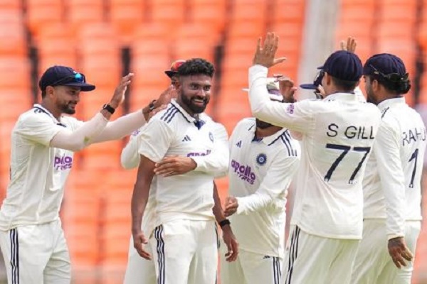 अहमदाबाद टेस्ट : टीम इंडिया ने पहले ही दिन कसा शिकंजा, सिराज व बुमराह ने मेहमानों को पहली पारी में 162 पर समेटा