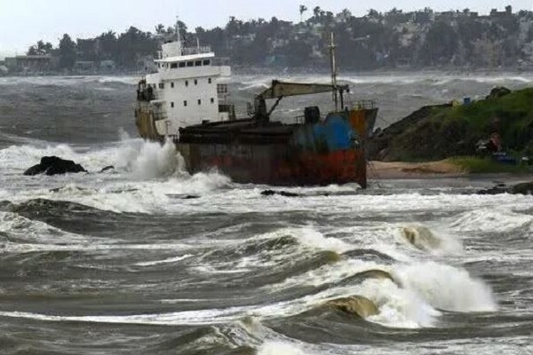 चक्रवाती तूफान ‘मोंथा’ से आंध्र प्रदेश व ओडिशा में तबाही, पेड़ गिरने से महिला की मौत, कई ट्रेनें और उड़ानें रद