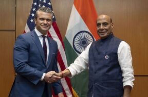 राजनाथ सिंह व अमेरिकी रक्षा सचिव पीट हेगसेथ