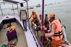 वाराणसी में बीच गंगा नाव फंसी