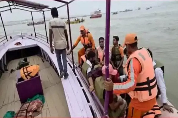 वाराणसी में टला बड़ा हादसा : बीच गंगा में फंसी नाव, NDRF ने सभी 20 सैलानियों को बचाया